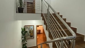 A staircase with metal railings and wooden steps. - Villa Lutovac (Budva)