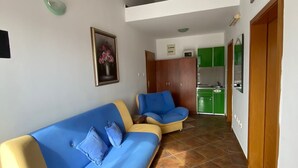 A living room with a sofa and a dining area. - Villa Lutovac (Budva)