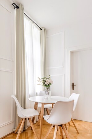 2 bedrooms, individually decorated, individually furnished, desk - Designer Apartments - Near Schönbrunn (Vienna)