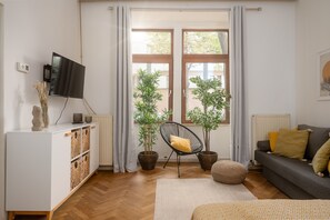 2 bedrooms, individually decorated, individually furnished, desk - Designer Apartments - Near Schönbrunn (Vienna)