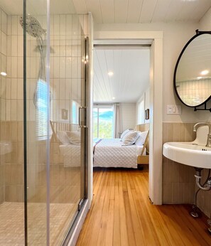 Chuveiro, secador de cabelo, toalhas de banho, shampoo