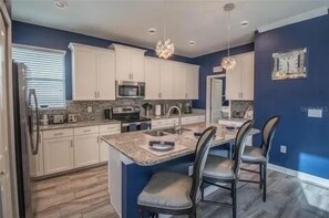 House, 5 Bedrooms | Private kitchen | Fridge, oven, coffee/tea maker, toaster