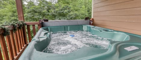 Cabin, 3 Bedrooms | Outdoor spa tub
