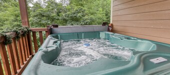 Smoky Mountain Getaway 3 Bedroom Cabin by RedAwning