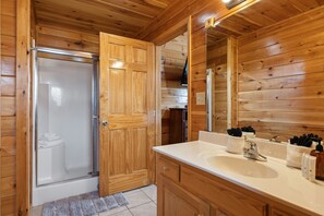 Cabaña, 6 habitaciones | Baño | Toallas 