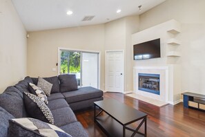 Casa, 4 habitaciones | Área de sala de estar | Servicios de streaming 