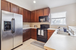 House, 4 Bedrooms | Private kitchen | Fridge, oven, coffee/tea maker