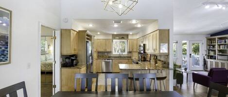 Maison, 4 chambres | Restauration