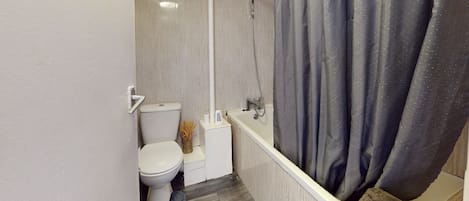 Maison | Salle de bain | Ensemble baignoire-douche, baignoire profonde, serviettes fournies