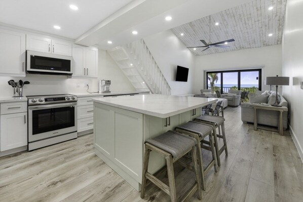 Condo, 4 Bedrooms | Private kitchen