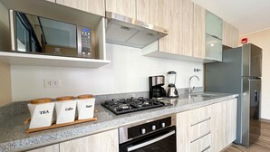 Private kitchen - 7 minutes walk to Larcomar,El Parque del amor and more,Modern 2BR Apt with B & P (Miraflores)