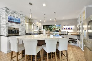 Fridge, microwave, oven, stovetop - Ultimate Ski resort house.  3 minutes to slopes, cafes, shopping.  DV Shuttle   (Park City)