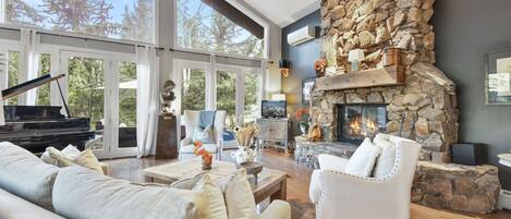 TV connectée, cheminée, lecteur de DVD, table de tennis de table