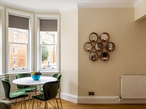 Dining - One Bedroom Apartment in Marylebone (London)