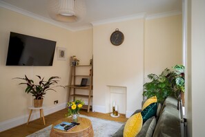 TV - One Bedroom Apartment in Marylebone (London)