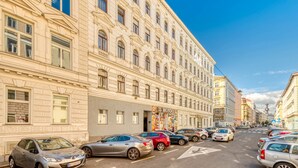 A street view with parked cars and a building with a sign that reads "Il Mondo". - Designer Apartment - 5 min to Center (Vienna)