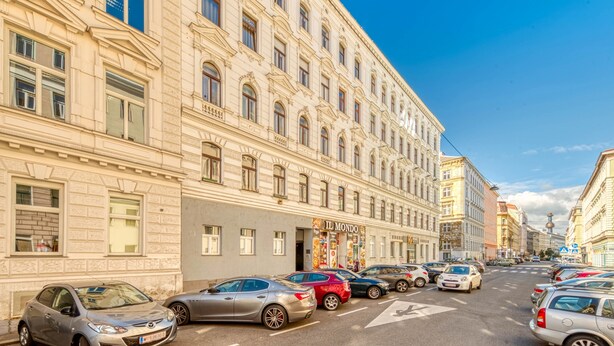A street view with parked cars and a building with a sign that reads "Il Mondo". - Designer Apartment - 5 min to Center (Vienna)