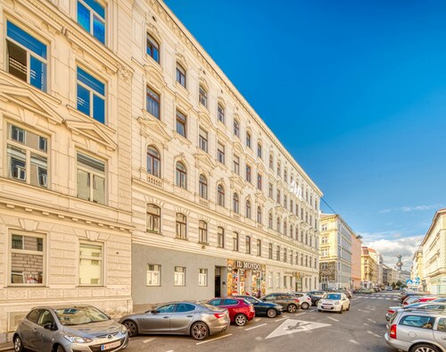 Designer Apartment - 5 min to Center