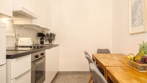 Apartamento | Cocina privada | Frigorífico, horno, placa de cocina y lavavajillas