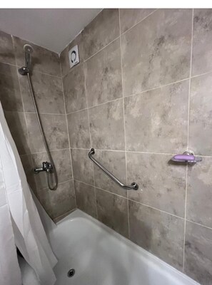 Bidet, toallas, jabón, shampoo