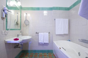 Hair dryer, towels, soap, toilet paper - Typical house of the Amalfi coast (Praiano)