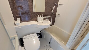 Apartamento básico | Baño | Ducha y bañera combinadas y artículos de higiene personal gratuitos