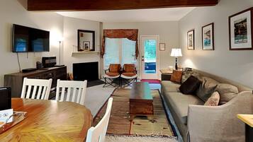 Townhome, Multiple Beds, Hot Tub | Living area | 40-inch flat-screen TV with digital channels