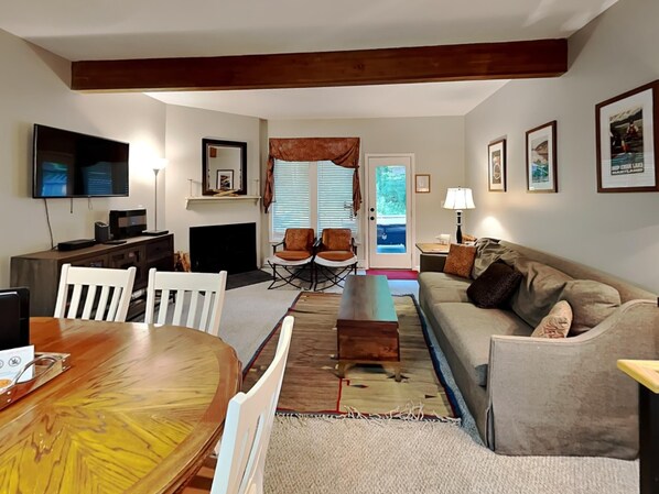 Nhà liên kế, nhiều giường, bồn tắm nước nóng | Khu phòng khách | TV màn hình phẳng 40-inch có truyền hình kỹ thuật số 