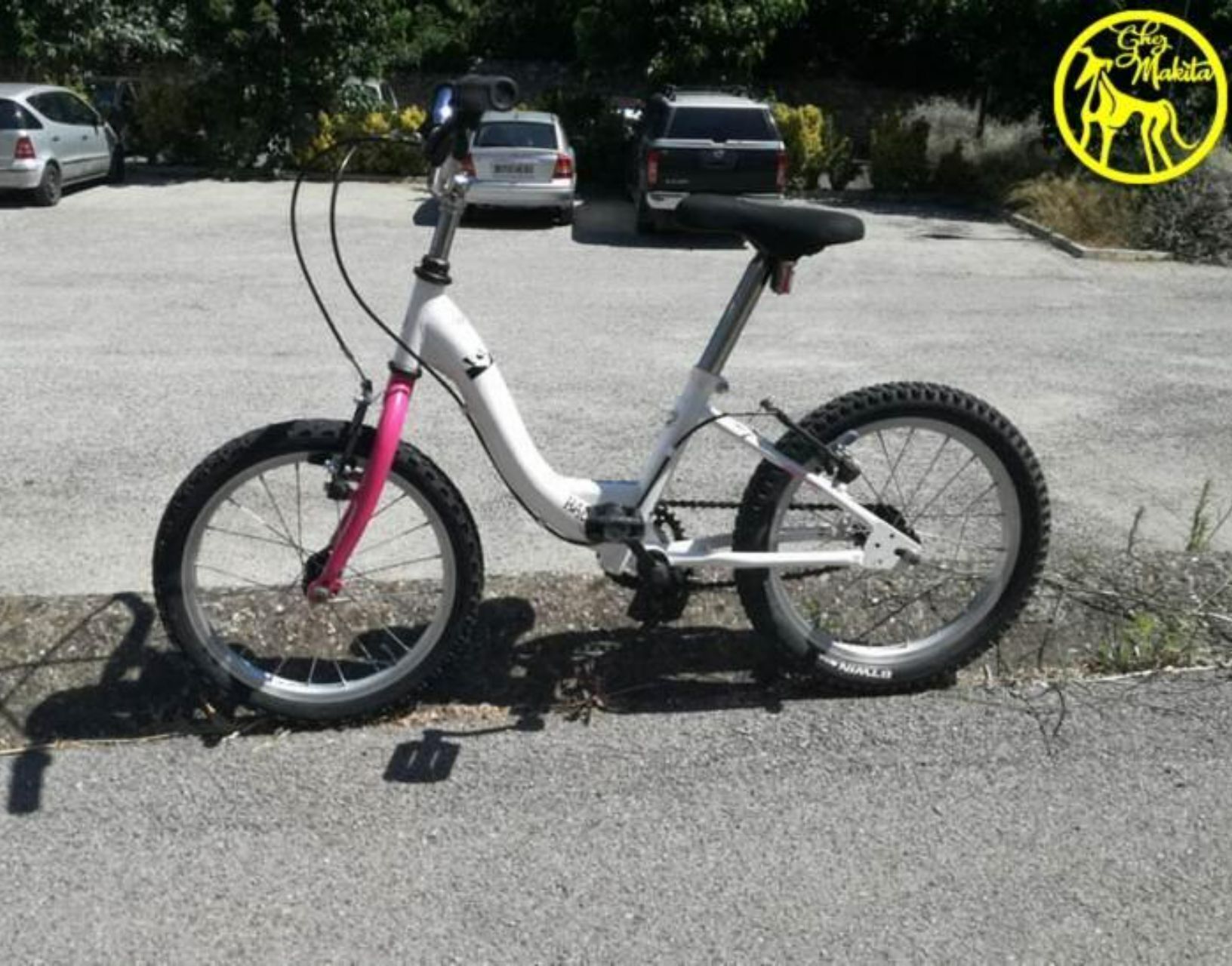 Un vélo d’appartement placé sur un parking.