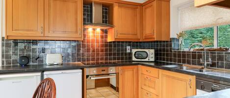 Geladeira, lava-louças, talheres/pratos/utensílios de cozinha