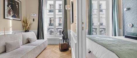 Tabla de planchar con plancha, wifi gratis, ropa de cama