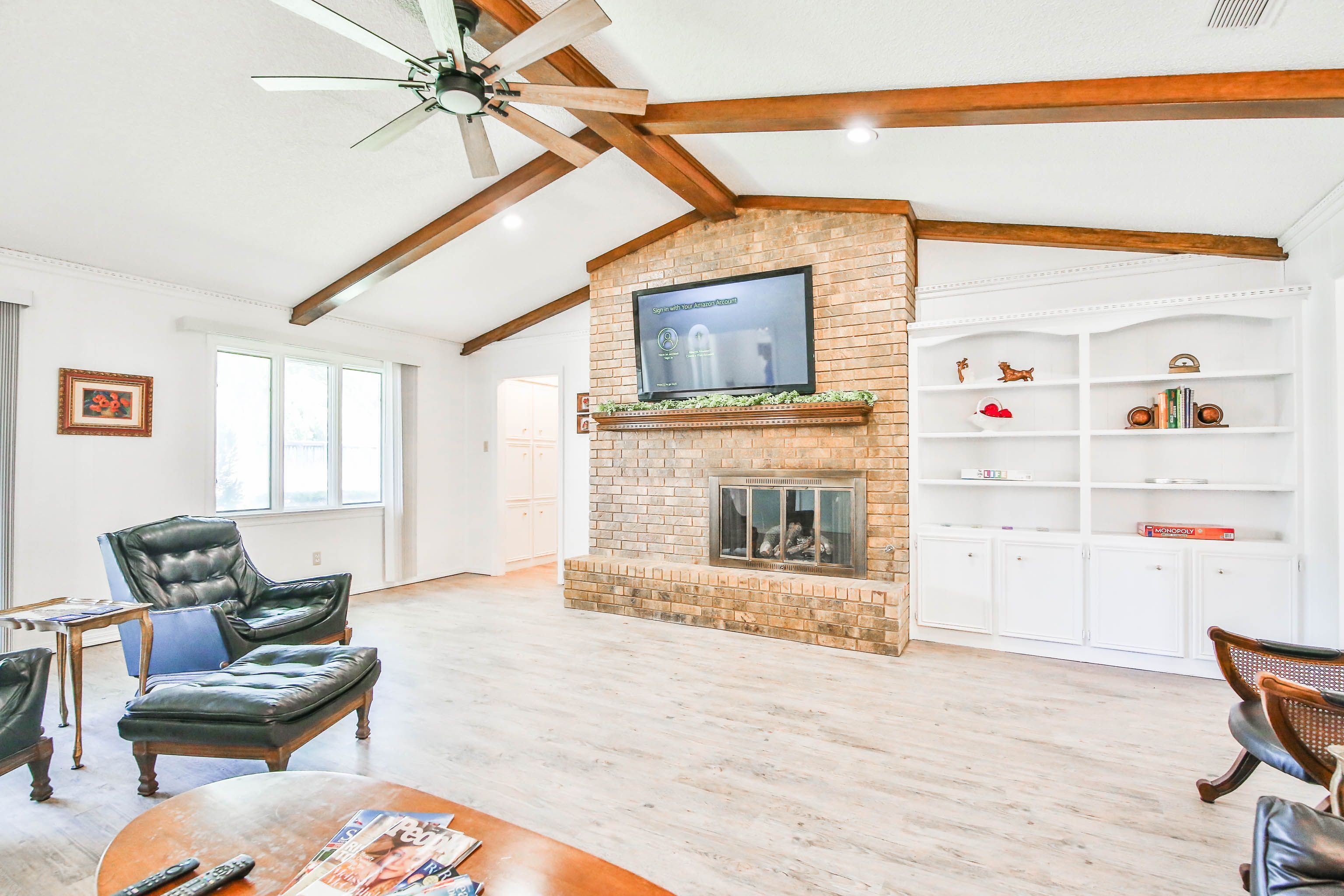 TV connectée, cheminée, livres