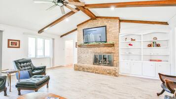 TV connectée, cheminée, livres