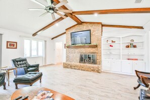 Älytelevisio, takka, kirjoja