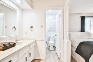 4 bedrooms, desk, iron/ironing board, free WiFi