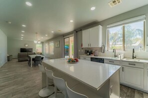 ثلاجة، ميكروويف، فرن، موقد طهي مسطح