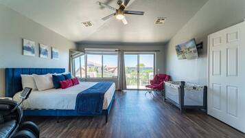 6 quartos, escrivaninha, ferros/tábuas de passar roupa, berço de viagem