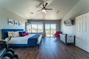 6 habitaciones, escritorio y tabla de planchar con plancha 