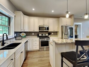 House, Multiple Beds, Hot Tub, Mountain View | Private kitchen | Fridge, microwave, oven, stovetop