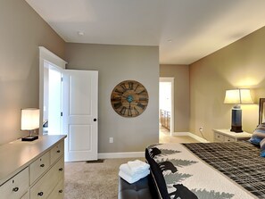 House, Multiple Beds, Hot Tub, Mountain View | 6 bedrooms, individually decorated, individually furnished, bed sheets