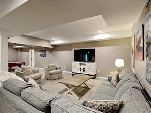 House, Multiple Beds, Hot Tub, Mountain View | Living area | 40-inch TV with digital channels, fireplace