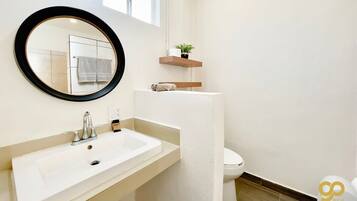 Dusche, Haartrockner, Handtücher, Seife