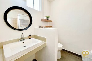 Dusj, hårføner, håndklær og såpe
