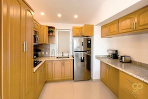 Refrigerador, microondas, parrilla de estufa y cafetera y tetera