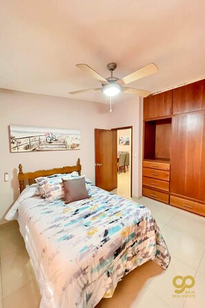 3 bedrooms, iron/ironing board, free WiFi, bed sheets - Cozy Home with Private Patio, Near Malecón & WiFi (La Paz)