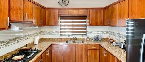 Geladeira, micro-ondas, fogão, cooktop