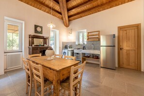 Kühlschrank, Mikrowelle, Ofen, Geschirrspüler