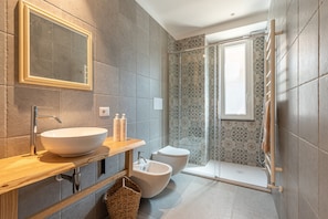 Shower, hair dryer, bidet, towels - Borgo Le Niche by Wonderful Italy - Talia (Polizzi Generosa)