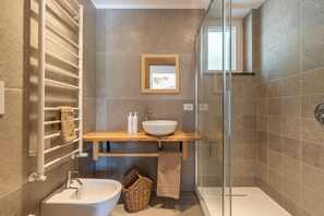 Dusche, Haartrockner, Bidet, Handtücher