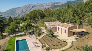 A villa with a swimming pool, surrounded by a landscaped garden and a view of mountains. - Borgo Le Niche by Wonderful Italy - Calliope (Polizzi Generosa)